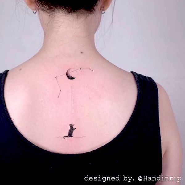Tatuaggio Ariete sulla schiena per gli amanti dei gatti di @handitrip