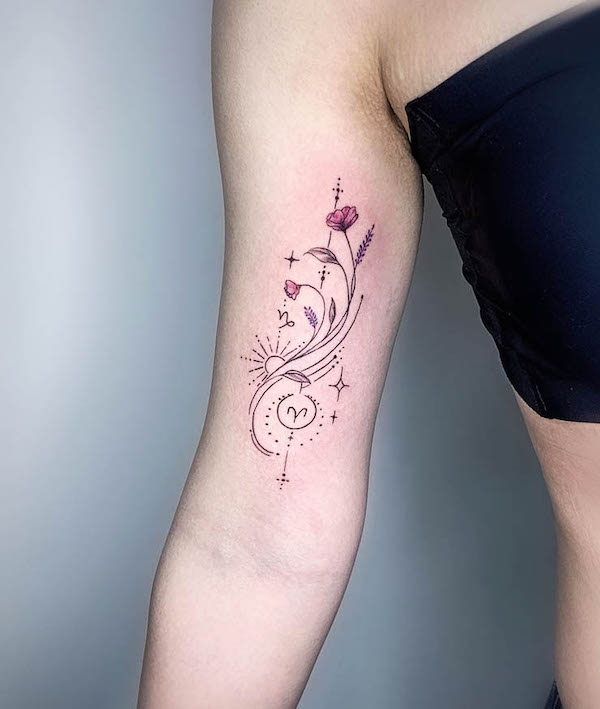 Tatuaggio bicipite floreale Ariete di @olaytattoo