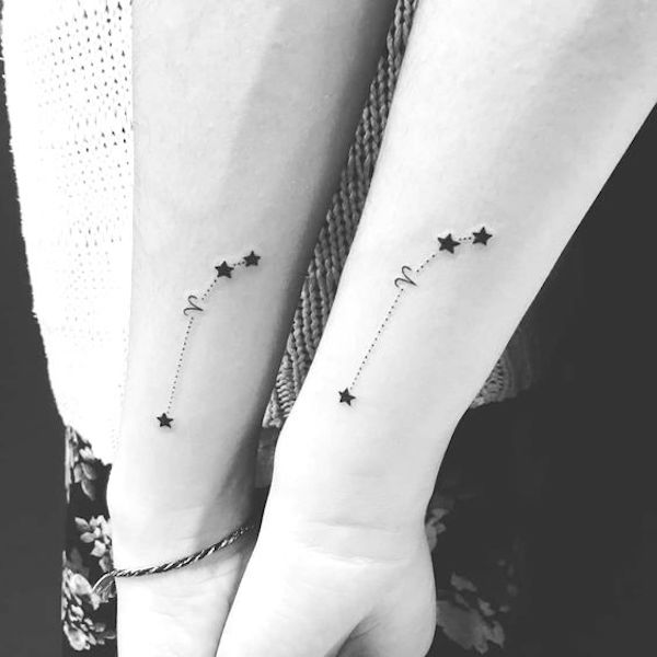 Tatuaggi di costellazioni abbinate @uuugne