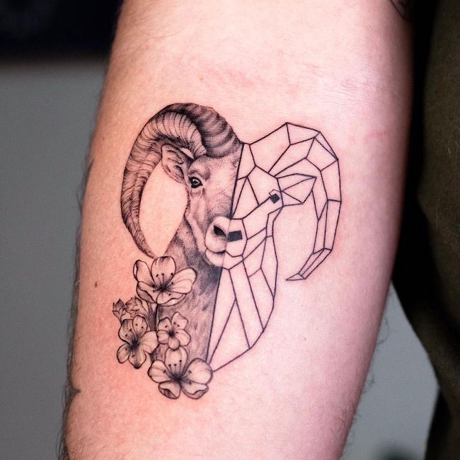 Tatuaggio Ariete metà reale metà geometrico di @danielle.camurca