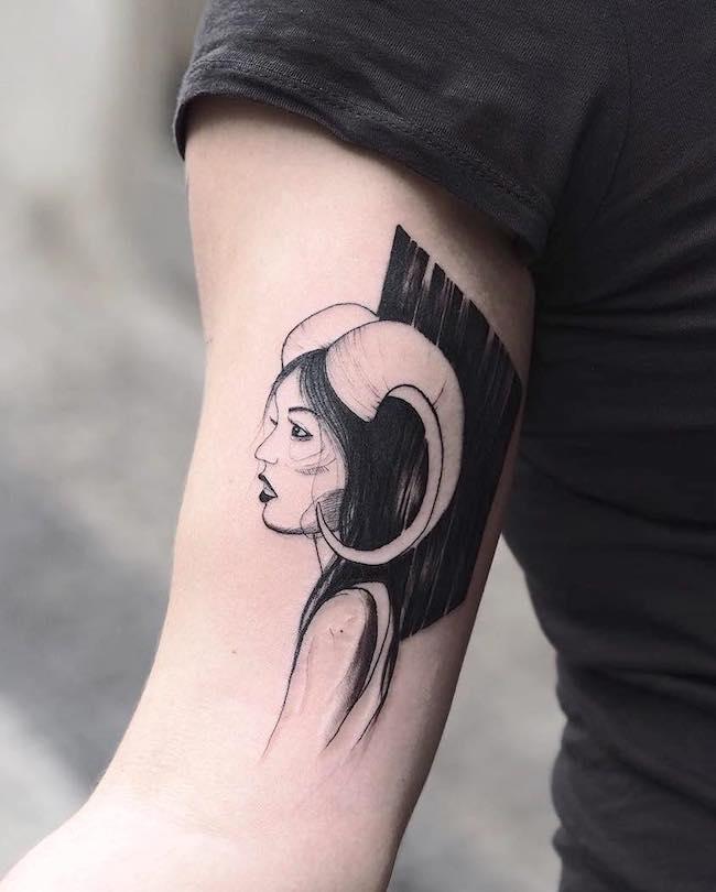 Tatuaggio Ariete contemporaneo in bianco e nero di @blocktattoo