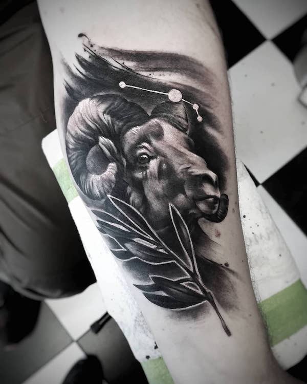 Lavoro nero di realismo con costellazione dell'Ariete di @kosmoss_tatt_and_pmu