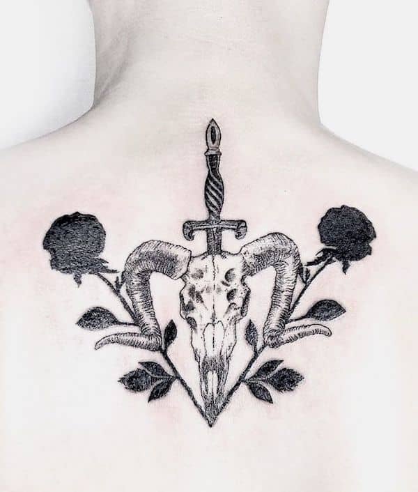 Tatuaggio con teschio e pugnale di @seraphinks - Tatuaggi unici con ariete per l'Ariete
