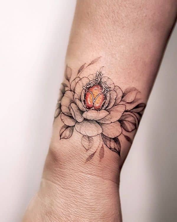 Un elegante tatuaggio con ciondolo dell'Ariete di @solovyovatattooer-Tatuaggi con glifi e costellazioni dell'Ariete