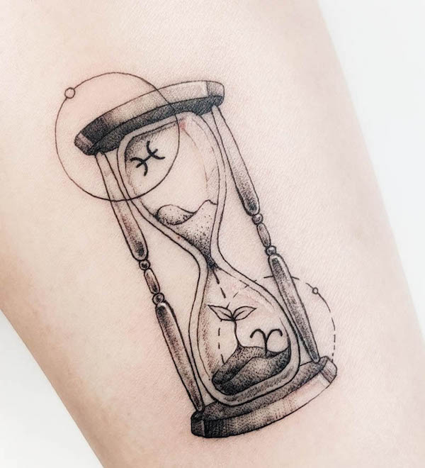 Ariete e Pesci tatuaggio con vetro di sabbia da @macy.tattoo
