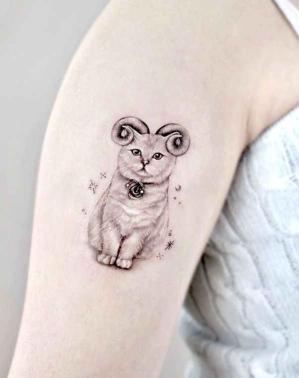 Tatuaggio di gatto carino per Ariete da @gumu.ink_
