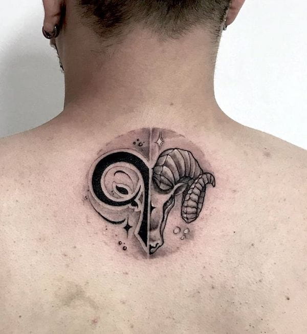 Tatuaggio sul collo di @campa_tattoo