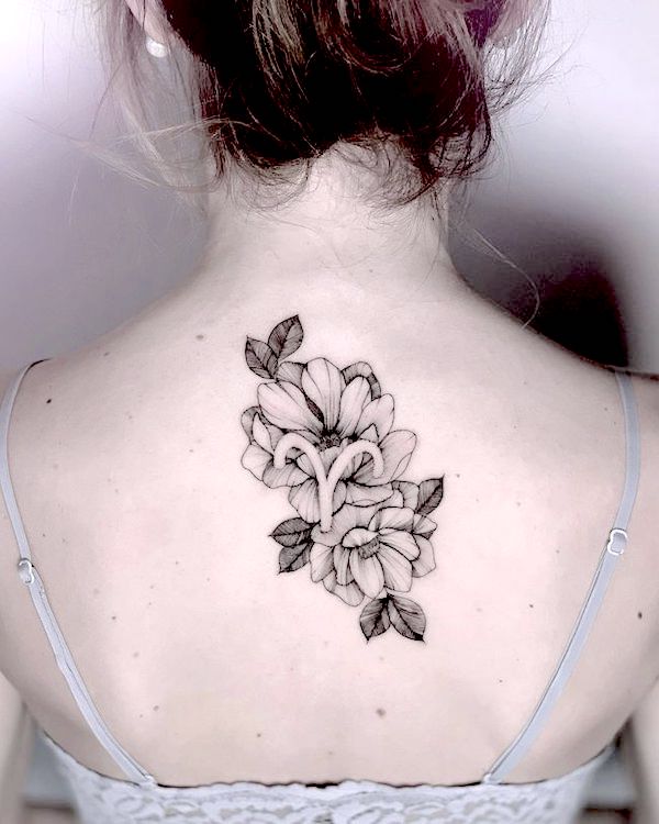 Tatuaggio floreale Ariete sulla schiena di @medusenoire_tattoo