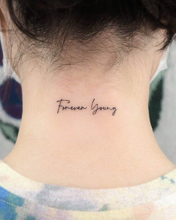 Tatuaggio con citazione Forever Young di @pureum_tattoo