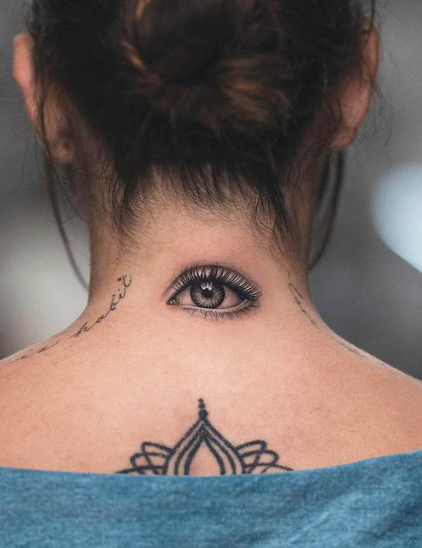 Tatuaggio realistico dell'occhio dietro il collo di @tatu_panda