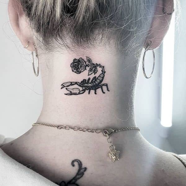 Tatuaggio sul collo di Black Scorpio di @itattpeople