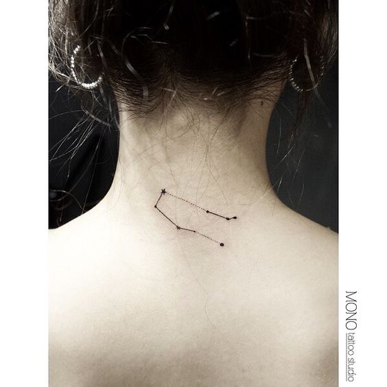 Semplice tatuaggio di costellazione sul collo di @tattooist_yuri