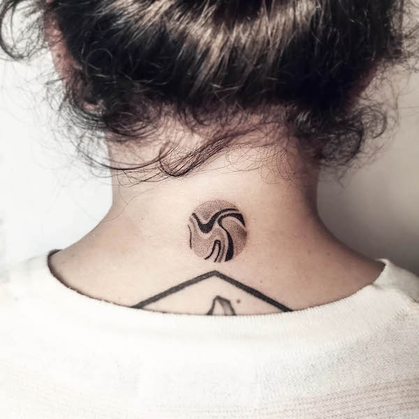 Tatuaggio astratto con cerchio sulla nuca di @amour__velours