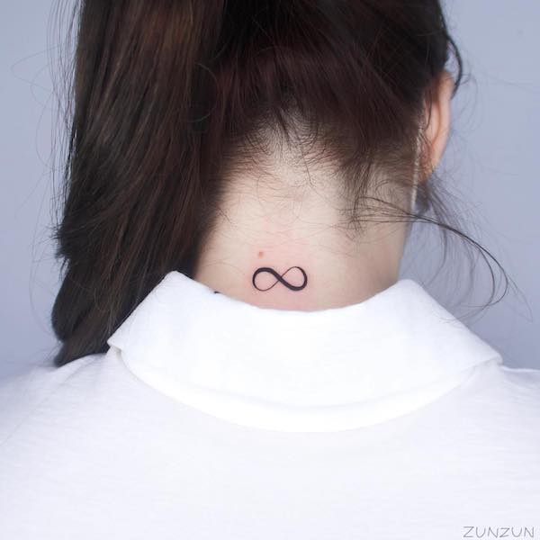 Simbolo dell'infinito sulla nuca tatuaggio di @zunzun_tt