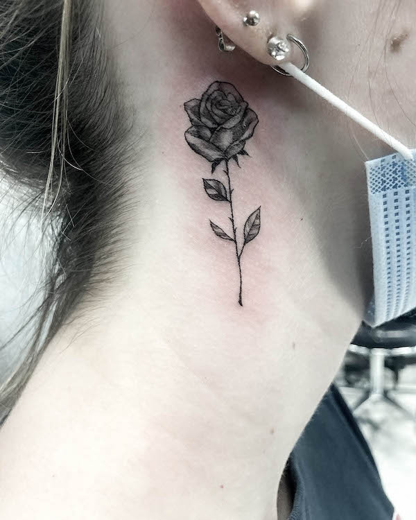 Tatuaggio di rosa nera sul lato del collo di @thierde