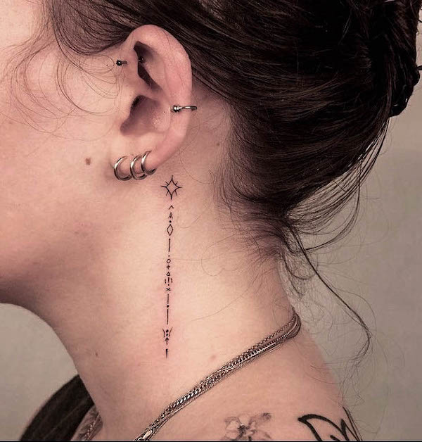 Piccolo simbolo ornamento tatuaggio sul collo da @kong_nyctattoo