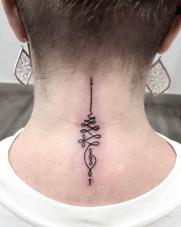 Piccolo simbolo di unalome tatuato da @maggiemaytattoos