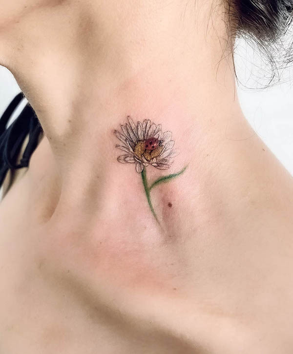 Piccola margherita sul lato del collo di @nur_tattoo_art