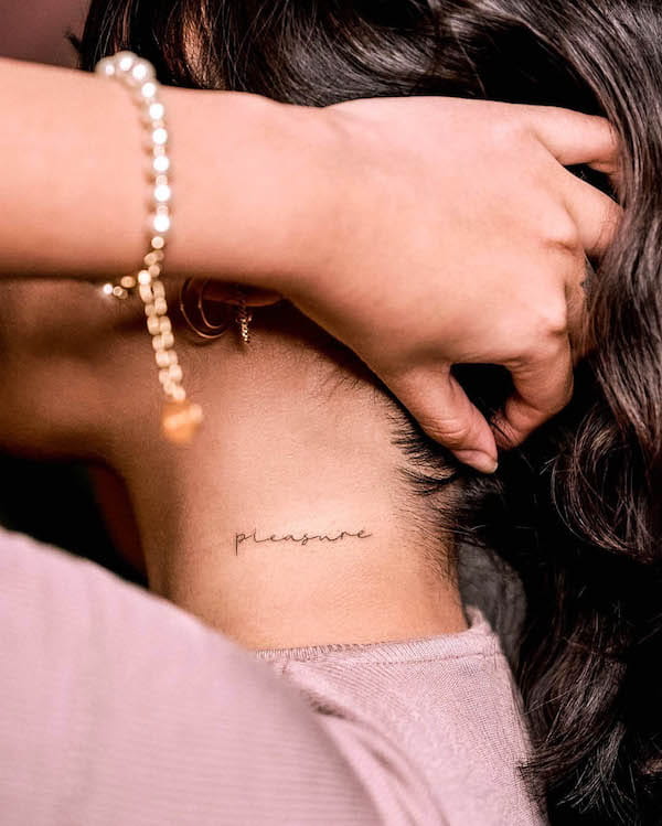 Tatuaggio con una sola parola Pleasure di @sonia_ink_