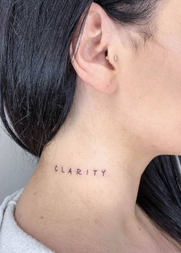 Tatuaggio con una sola parola Clarity di @amir.inks