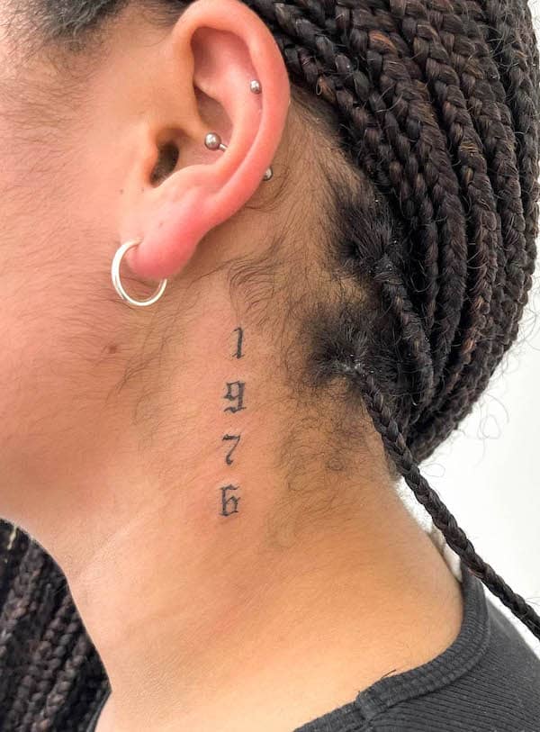 Numero tatuaggio sul lato del collo da @teagantatt