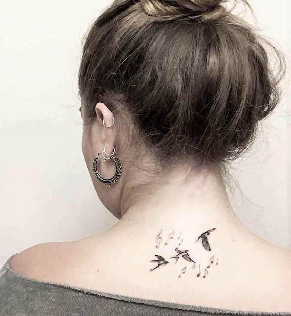 Tatuaggio dietro l'orecchio Believe di @tynka_ink