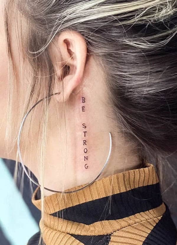 tatuaggio Be strong motto da @valmir.tattoo