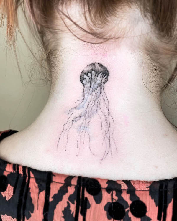 Medusa dietro il collo tatuaggio di @kyumi.tattoo