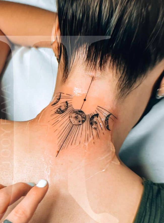 Tatuaggio sul collo da @jooyfava