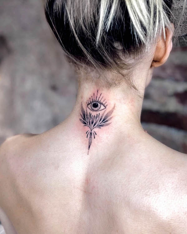 Tatuaggio con occhi sulla nuca di @rany_boskie