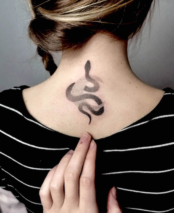 Tatuaggio per il collo con serpente e luna per le donne by @amaris_ink