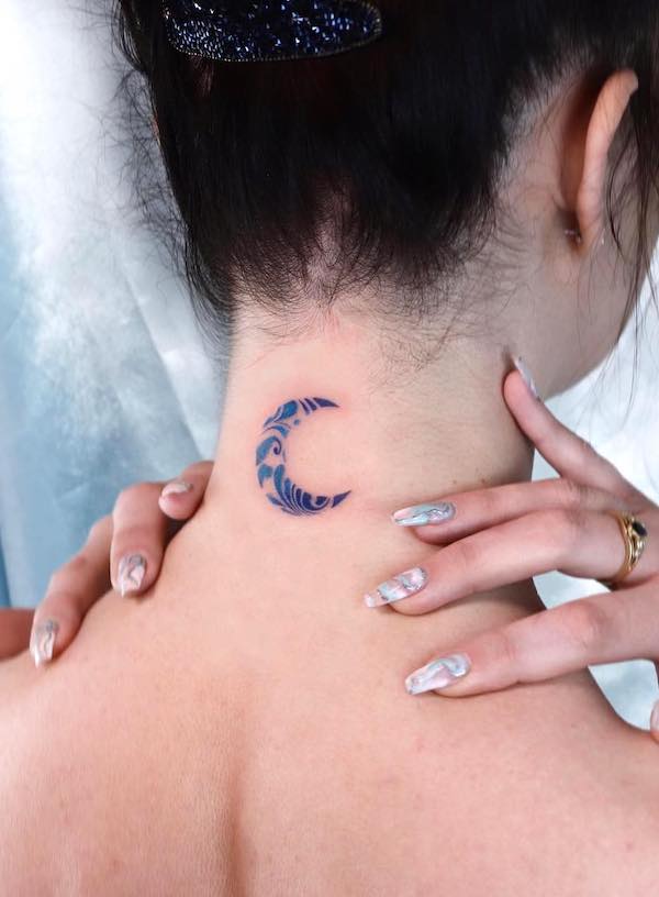 Tatuaggio di luna femminile sul collo di @tatuaggidiporcellana