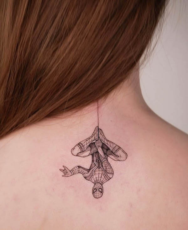 Tatuaggio Spiderman dietro il collo di @mariafernandeztattoo