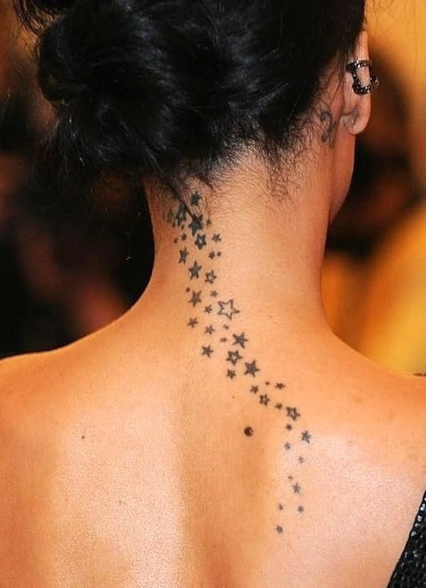 Tatuaggio Rihanna stars dietro il collo
