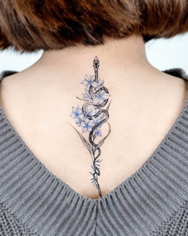 Tatuaggio di fiori e drago sul collo di @bium_tattoo