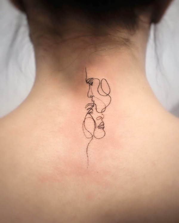 Tatuaggio d'amore a linee sottili di @n.8tattoobarcelona