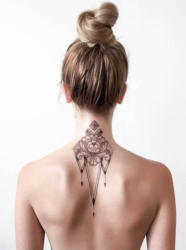 Tatuaggio nero con ornamento sulla nuca e sulla schiena di @libbycooper