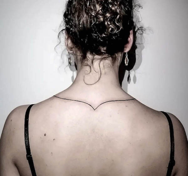 Tatuaggio semplice di collana a linea singola di @paulink_tattoos