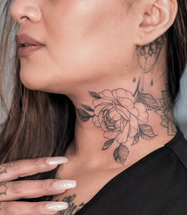 Tatuaggio del collo con rosa a linea fine di @aura.one_