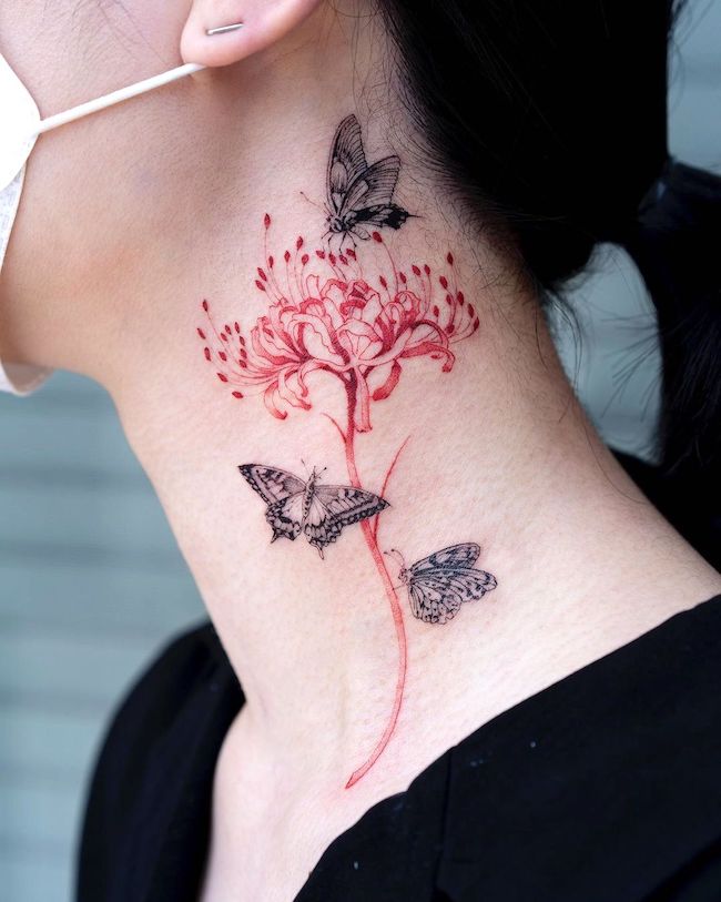 Tatuaggio con farfalla e crisantemo di @oozy_tattoo