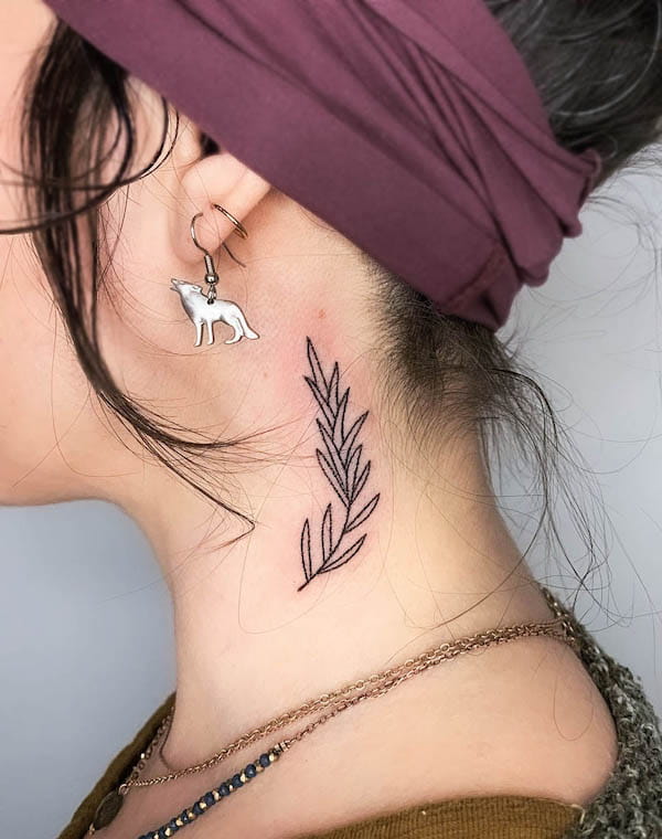 Semplice foglie nere lato del collo tatuaggio da @dizzy.ghost_.tattoo