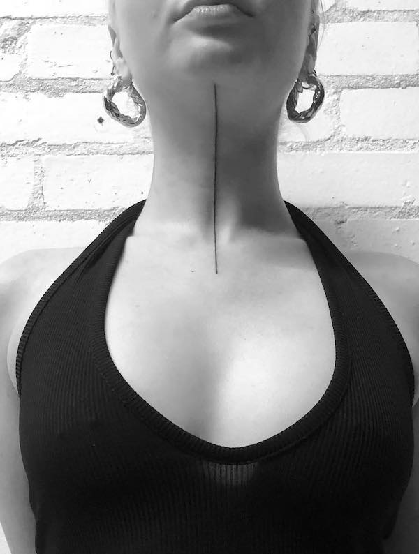 Tatuaggio minimalista a linea singola sulla gola di @elise.tattoo