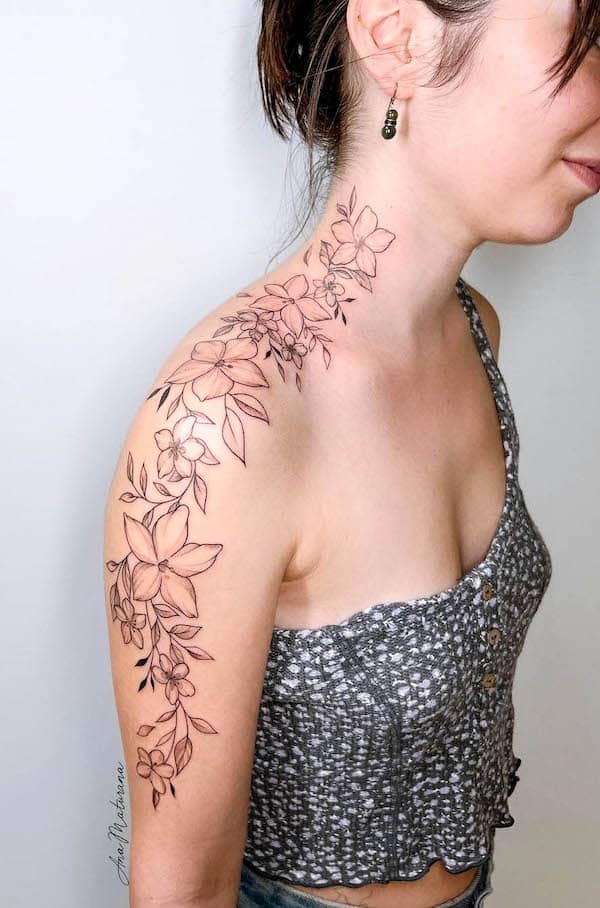 Tatuaggio floreale su manica e collo di @anamaturana