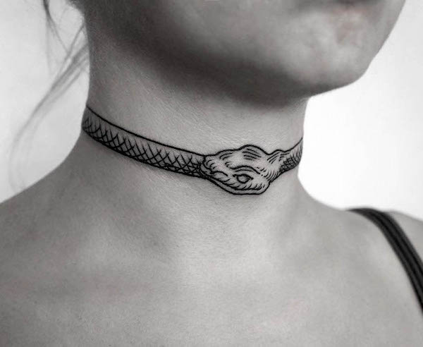 Uroboro tatuaggio sul collo da @sva.ttt