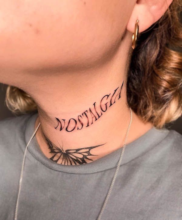 Tatuaggio sul collo con una sola parola Nostalgia di @ferandrade.tattoo