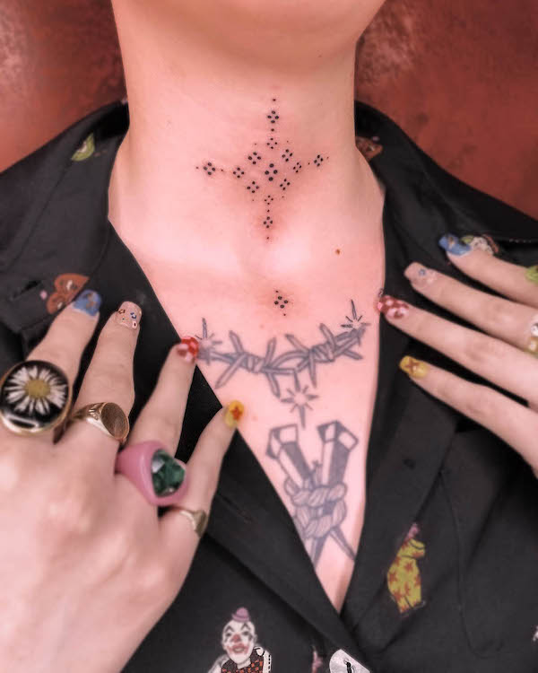 Tatuaggio della gola con ornamento simbolico di @slowpokes__
