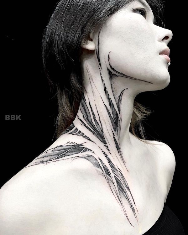 Stupendo tatuaggio laterale del collo per le donne da @12.bbk_