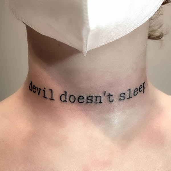 Tatuaggio con citazione Devil doesn't sleep di @gregkinnamon_bht
