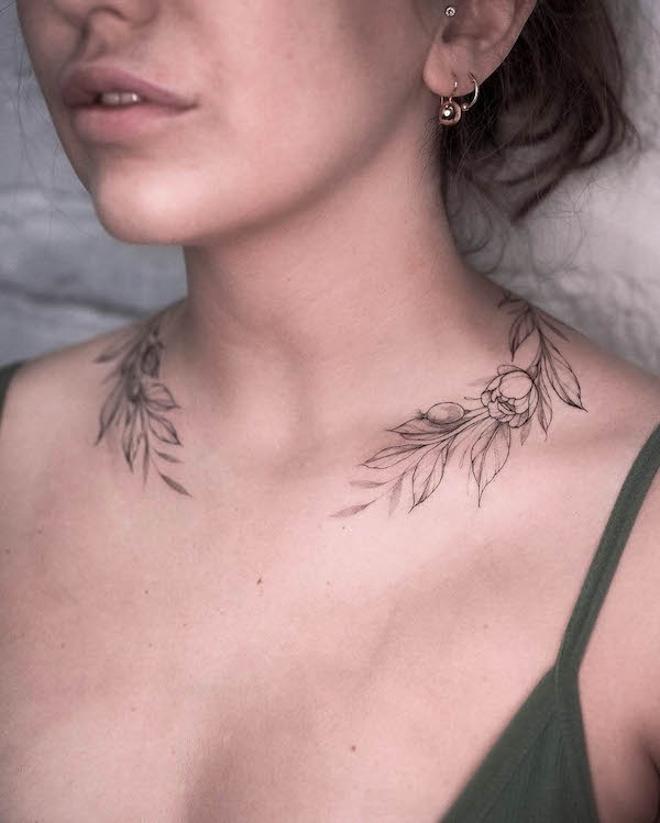 Tatuaggio di collana botanica di @solovyovatattooer