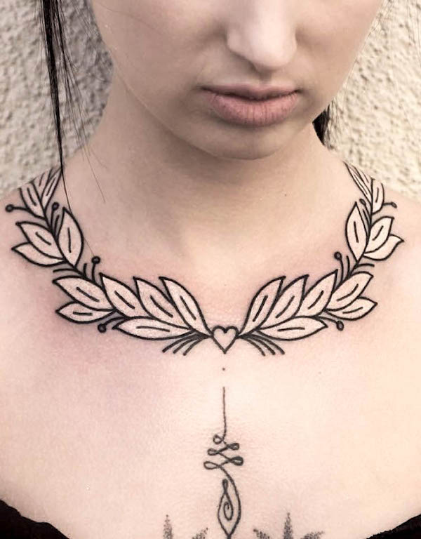 Tatuaggio con collana floreale di @patrykhilton